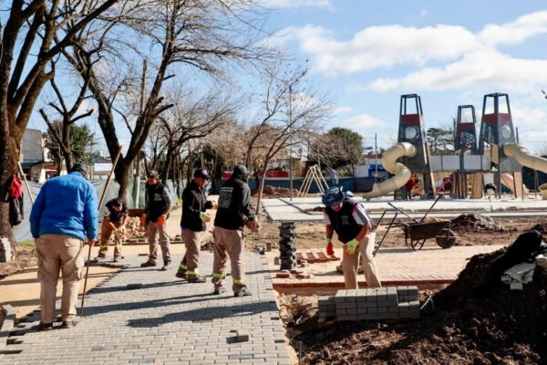 Soledad Peralta recorrió la obra de transformación de la plaza de Astolfi junto a Achával