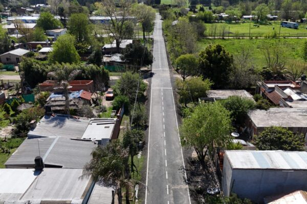 Achával recorrió los nuevos asfaltos de Manzanares