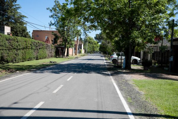 Achával recorrió los nuevos asfaltos de Lagomarsino