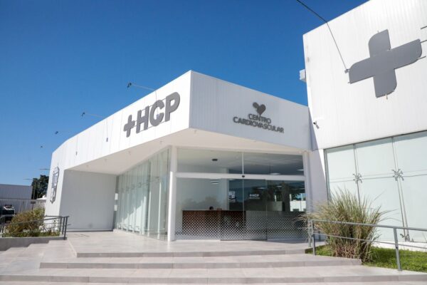 Achával recorrió el nuevo Centro Cardiovascular que ya cuida a los vecinos en el HCP