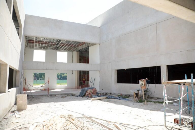 Achával recorrió el nuevo avance de la obra de la Universidad Nacional de Pilar