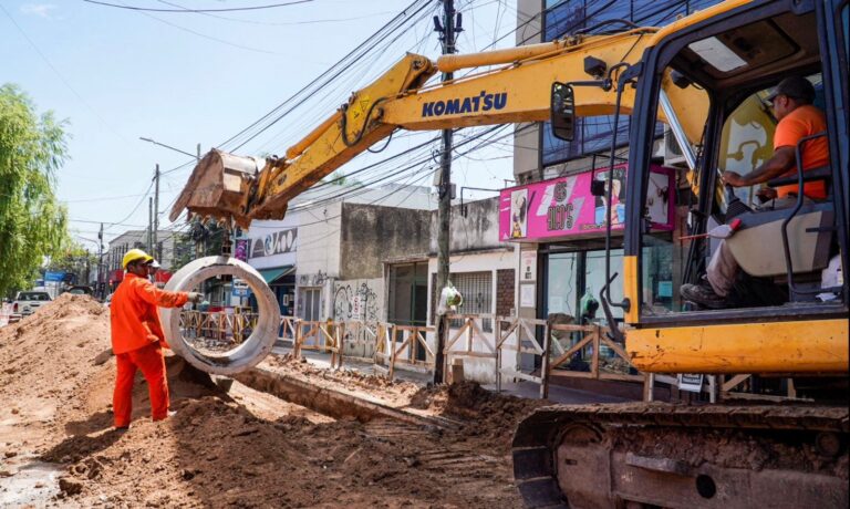 Sigue avanzando la obra hidráulica de Pilar centro y se colocaron paradas provisorias