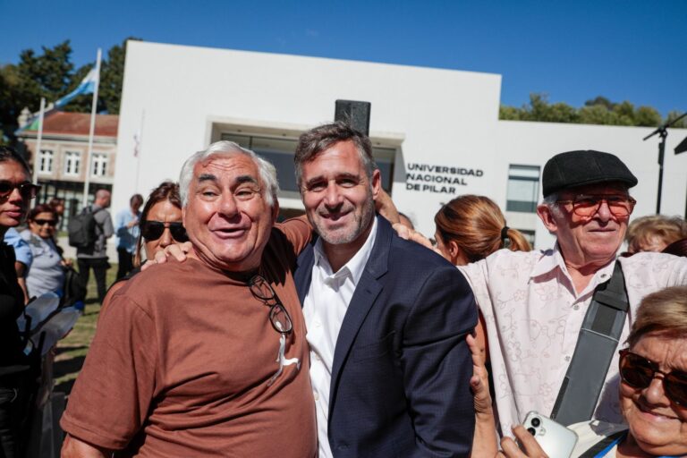 Achával recorrió el nuevo edificio de la Universidad de Pilar junto a adultos mayores