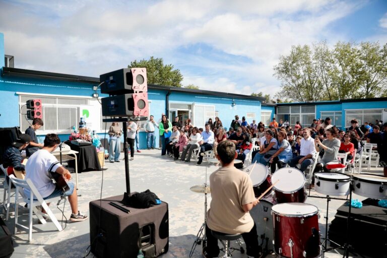 Achavál acompañó a la comunidad de la secundaria N°37 de Lagomarsino en la entrega de materiales musicales
