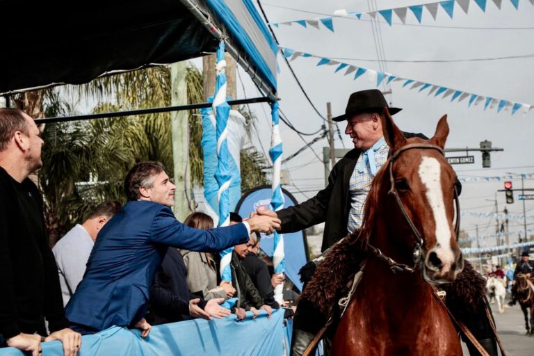 Achával celebró el 25 de Mayo en comunidad: “Volvemos a levantar nuestra bandera para construir una Argentina con más desarrollo, trabajo y soberanía”