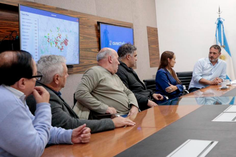 Comerciantes y el Municipio analizaron alternativas para mejorar el estacionamiento en Pilar