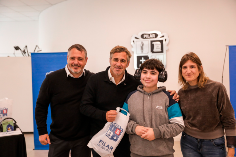 Achával encabezó una nueva entrega de protectores auditivos para familias TEA