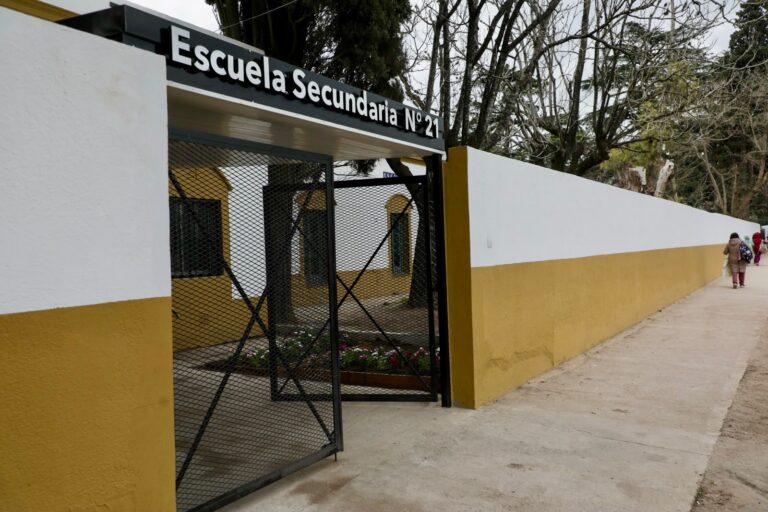 Achával recorrió las obras que transformaron la Primaria N°16 y la Secundaria N°21 de La Lonja