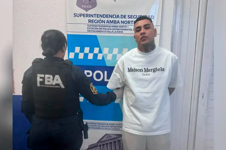 Detuvieron al cantante Callejero Fino: viajaba en un auto sin patente y encontraron un arma