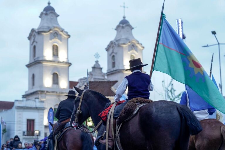 La comunidad de Pilar celebró su historia e identidad en el desfile de sus Fiestas Patronales